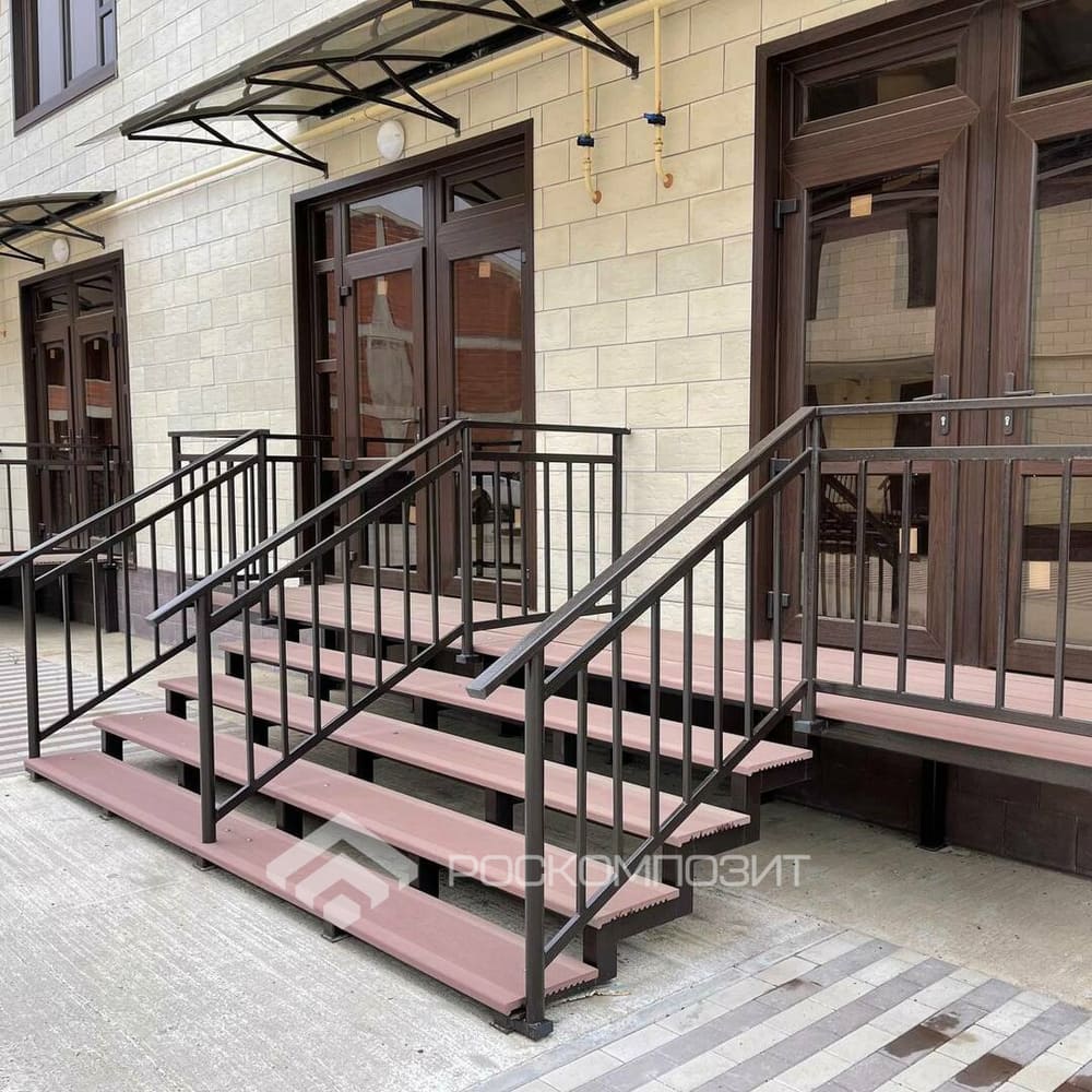 Обустройство крыльца террасной доской