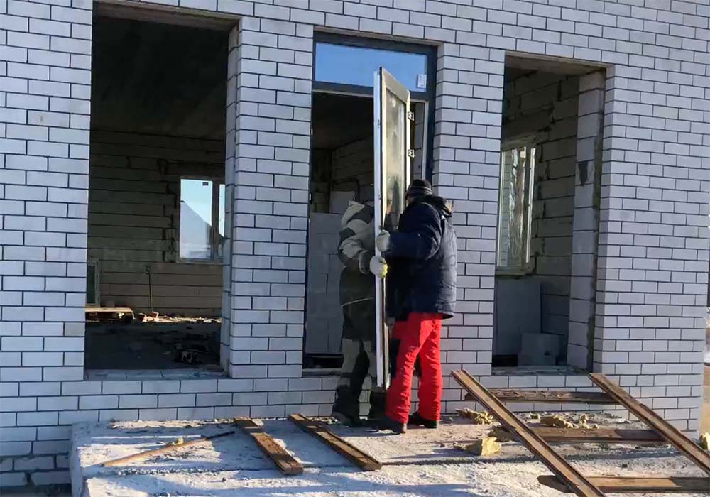 Процесс остекления частного дома